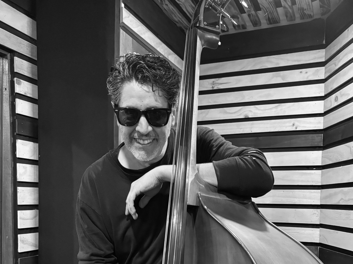 Conversamos con El contrabajista Marco Reyes y su nuevo disco Trabajo («Con») Trabajo