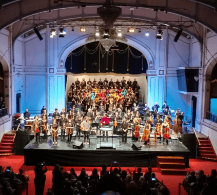 Cuerdas para la memoria: el canto sinfónico de Víctor Jara