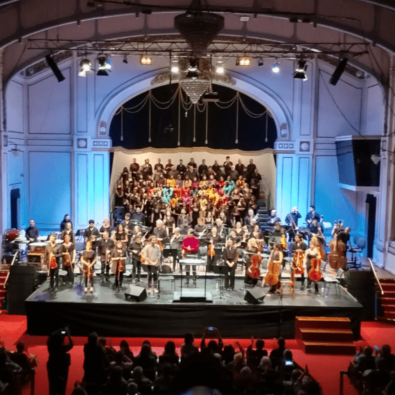 Cuerdas para la memoria: el canto sinfónico de Víctor Jara